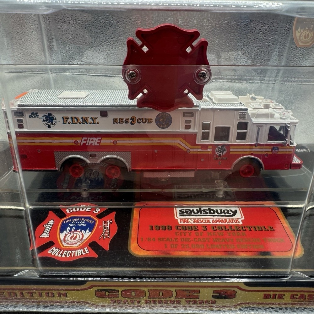 Code 3 1/64 Scale 12701 - Saulsbury Heavy Rescue Fire Truck FDNY Rescue 5 - Picture 3 of 10